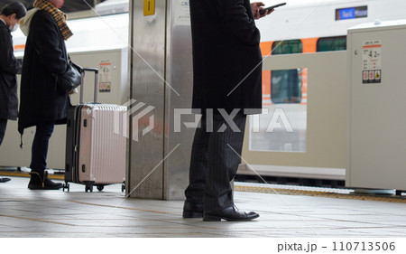 冬の名古屋駅で電車待ちのサラリーマンと旅行の人々の姿 冬の名古屋駅で電車待ちのサラリーマンと旅行の人々の姿 110713506