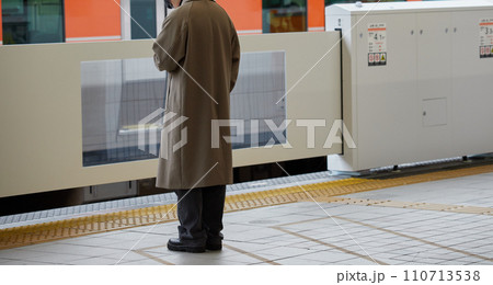 冬の名古屋駅のホームで電車待ちの若い男性の姿 冬の名古屋駅のホームで電車待ちの若い男性の姿 110713538