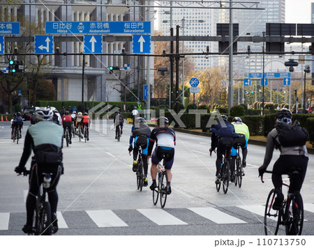 東京の街で行われた自転車レースの選手たちの様子 東京の街で行われた自転車レースの選手たちの様子 110713750