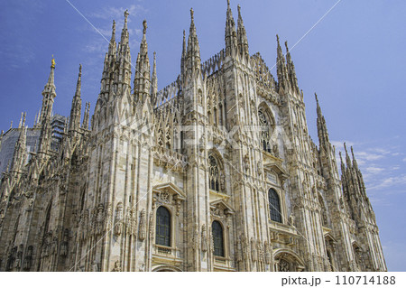 世界一美しい情熱の国イタリアのミラノの町の風景 110714188