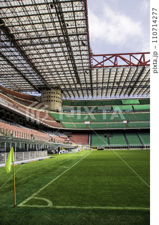 フットボールの聖地ミラノのサンシーロスタジアムの風景 110714277