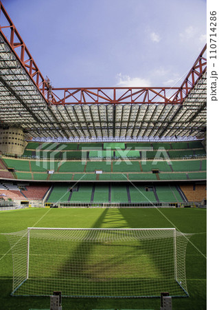 フットボールの聖地ミラノのサンシーロスタジアムの風景 フットボールの聖地ミラノのサンシーロスタジアムの風景 110714286