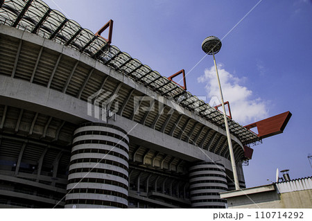 フットボールの聖地ミラノのサンシーロスタジアムの風景 110714292