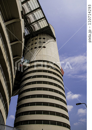 フットボールの聖地ミラノのサンシーロスタジアムの風景 110714293