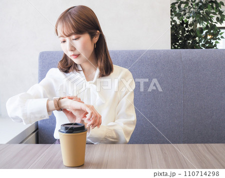カフェで腕時計を見る女性 カフェで腕時計を見る女性 110714298