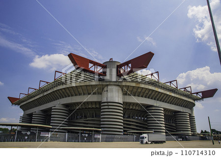 フットボールの聖地ミラノのサンシーロスタジアムの風景 110714310