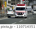 緊急の搬送先へ疾走する救急車 緊急の搬送先へ疾走する救急車 110714351