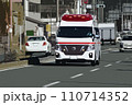 緊急の搬送先へ疾走する救急車 緊急の搬送先へ疾走する救急車 110714352
