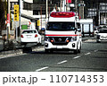 緊急の搬送先へ疾走する救急車 緊急の搬送先へ疾走する救急車 110714353