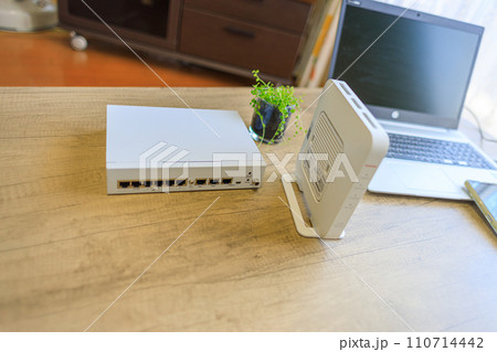 セキュリティルーターを追加してより安心して取り組めるリモートワーク セキュリティルーターを追加してより安心して取り組めるリモートワーク 110714442