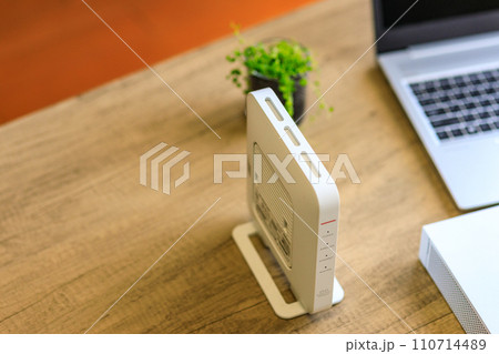 セキュリティルーターを追加してより安心して取り組めるリモートワーク セキュリティルーターを追加してより安心して取り組めるリモートワーク 110714489
