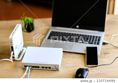 セキュリティルーターを追加してより安心して取り組めるリモートワーク セキュリティルーターを追加してより安心して取り組めるリモートワーク 110714499