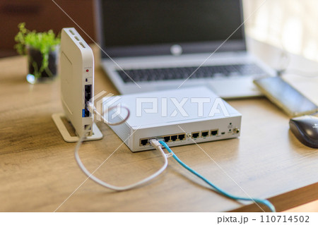 セキュリティルーターを追加してより安心して取り組めるリモートワーク セキュリティルーターを追加してより安心して取り組めるリモートワーク 110714502