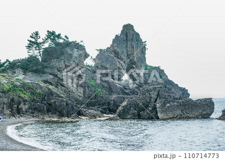 曽々木海岸の「窓岩」(2016年) 曽々木海岸の「窓岩」(2016年) 110714773