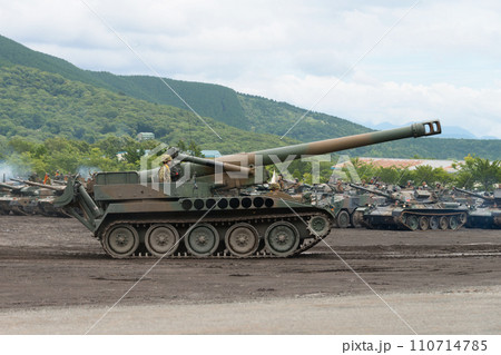 走行する陸上自衛隊203mm自走榴弾砲 110714785