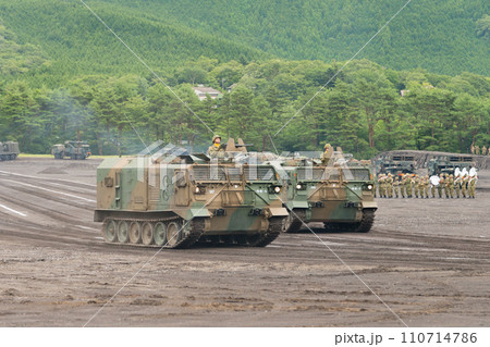 走行する陸上自衛隊87式砲側弾薬車 110714786