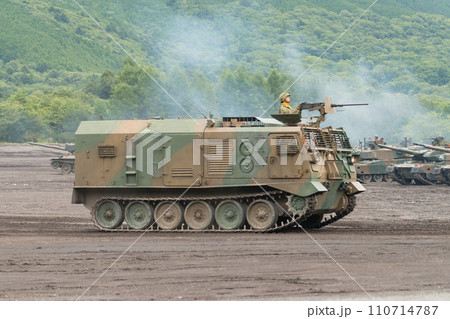 走行する陸上自衛隊87式砲側弾薬車 走行する陸上自衛隊87式砲側弾薬車 110714787