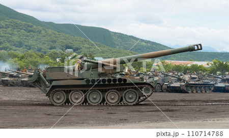 走行する陸上自衛隊203mm自走榴弾砲 110714788