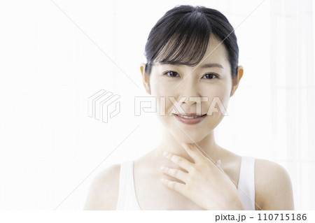肌の潤いを実感する30代の女性 肌の潤いを実感する30代の女性 110715186