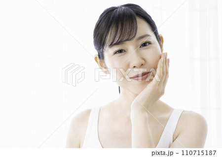 肌の潤いを実感する30代の女性 肌の潤いを実感する30代の女性 110715187