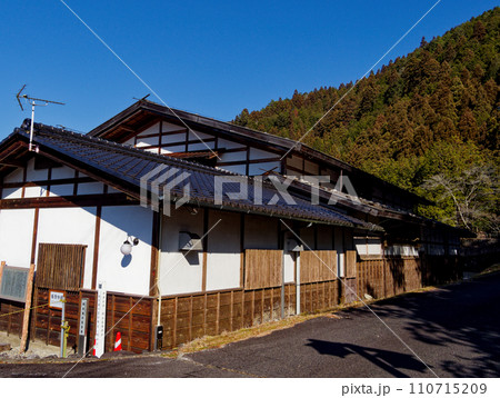劇場形式の芝居小屋　冬のかしも明治座正面入り口 110715209