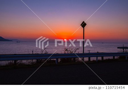 水平線に太陽が沈んでいく様子 水平線に太陽が沈んでいく様子 110715454