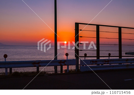水平線に太陽が沈んでいく様子 水平線に太陽が沈んでいく様子 110715456