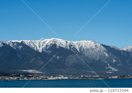 雪の比良山系と湖西の湖岸線 雪の比良山系と湖西の湖岸線 110715504