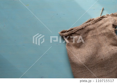 青背景に麻の布袋 110715517