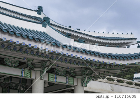 青瓦を敷き詰めた韓国伝統建築の青瓦台本館 110715609