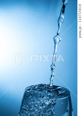 コップに水を注ぐ コップに水を注ぐ 110715619