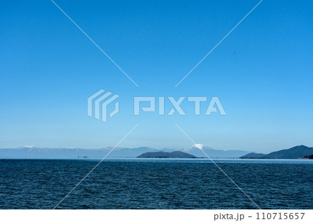 守山市湖岸から遠望する北琵琶湖方面の情景 110715657