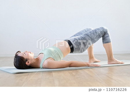 ヒップリフトで体幹を鍛える女性 ヒップリフトで体幹を鍛える女性 110716226