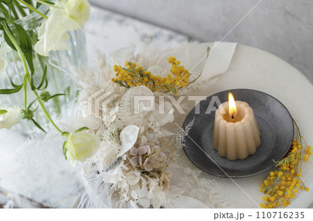 キャンドルとミモザ　ドライフラワーのディスプレイ 110716235