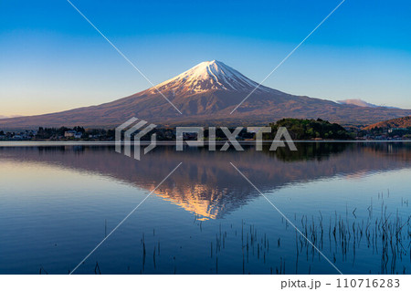 【富士山素材】朝の河口湖から見た富士山【山梨県】 110716283