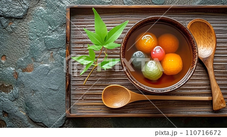 豪華な色とりどりの餅入りあんみつ 豪華な色とりどりの餅入りあんみつ 110716672