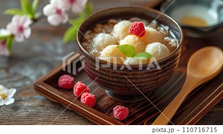 豪華な色とりどりの餅入りあんみつ 豪華な色とりどりの餅入りあんみつ 110716715