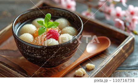 豪華な色とりどりの餅入りあんみつ 豪華な色とりどりの餅入りあんみつ 110716738