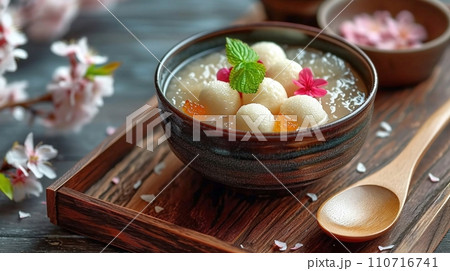 豪華な色とりどりの餅入りあんみつ 豪華な色とりどりの餅入りあんみつ 110716741