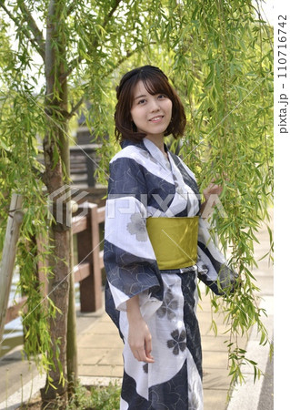 浴衣を着た若い女性のポートレート 110716742