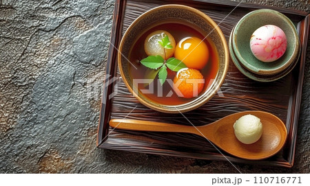豪華な色とりどりの餅入りあんみつ 豪華な色とりどりの餅入りあんみつ 110716771