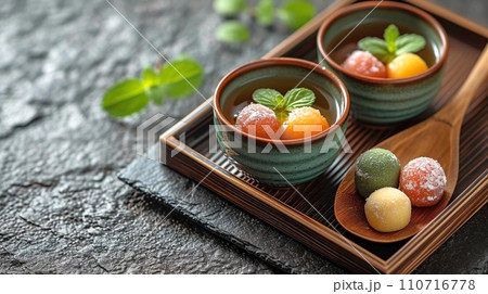 豪華な色とりどりの餅入りあんみつ 豪華な色とりどりの餅入りあんみつ 110716778