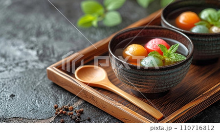 豪華な色とりどりの餅入りあんみつ 豪華な色とりどりの餅入りあんみつ 110716812