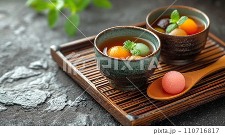 豪華な色とりどりの餅入りあんみつ 豪華な色とりどりの餅入りあんみつ 110716817