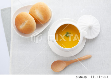 かぼちゃのポタージュスープ テーブル かぼちゃのポタージュスープ テーブル 110716903