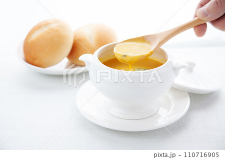 かぼちゃのポタージュスープ テーブル 110716905