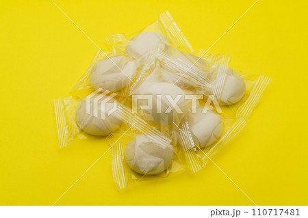 個包装された丸餅 110717481