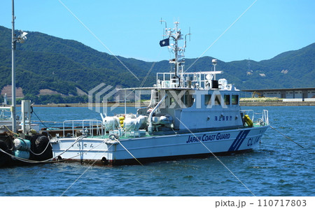 敦賀港に停泊中の、海上保安庁の巡視艇、CL147「すいせん」 110717803