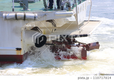 ウォータージェット推進式の船尾（巡視船） 110717814
