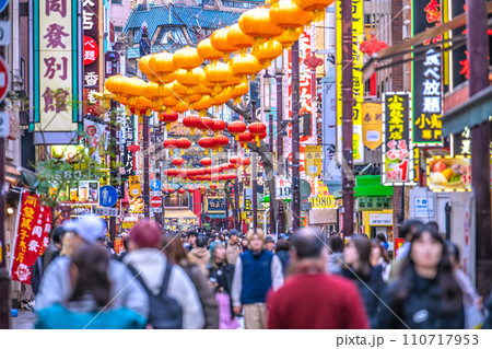 日本の横浜都市景観 JN.1増加…賑わう中華街。マ不要、新年に希望の光を…=令和6年1月19日 日本の横浜都市景観 JN.1増加…賑わう中華街。マ不要、新年に希望の光を…=令和6年1月19日 110717953